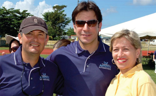 Carlos Castañeda, el Dr. Oscar Soto Raíces, Presidente de la Fundación de Artritis y Lizzie Pérez, Directora de Comunicaciones de Pfizer