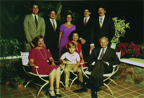 Dr. Pérez Santiago y familia