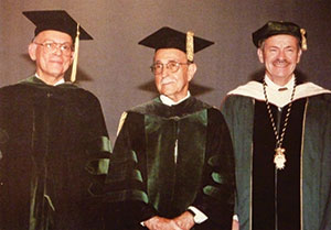 Septiembre del 2000: Ceremonia honrando como Profesor Distinguido de la UPR al Dr. Nathan Rifkinson (al centro), con el canciller Dr. Pedro Santiago Borrero (izq) y el presidente Dr. Norman Maldonado (der).