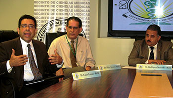 El doctor Carlos Luciano informa sobre el proyecto con el decano de la Escuela de Medicina doctor Walter Frontera y el Rector del Recinto de Ciencias Médicas, doctor Rafael Rodríguez.