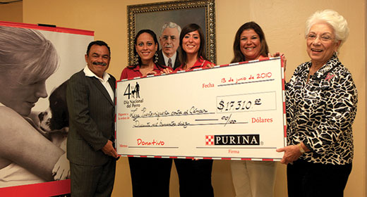 Félix Ortiz, director ejecutivo del Hospital Oncológico; Lucianne Hernández, Doriliz Pérez, Maritza Ortiz de Nestlé Purina e Ilia García, presidenta de la Liga Puertorriqueña Contra el Cáncer.