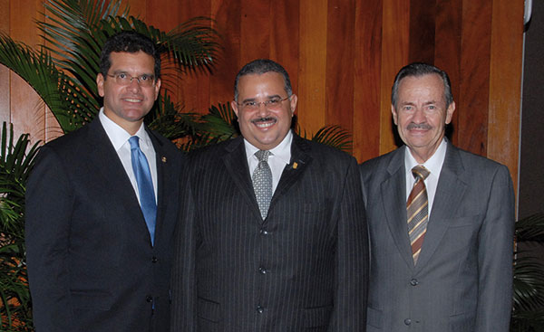 Hon. Pedro Pierluisi, Comisionado Residente en Washington, el rector de Ciencias Médicas (RCM), doctor Rafael Rodríguez Mercado y el doctor Norman Maldonado, catedrático y ex rector del RCM