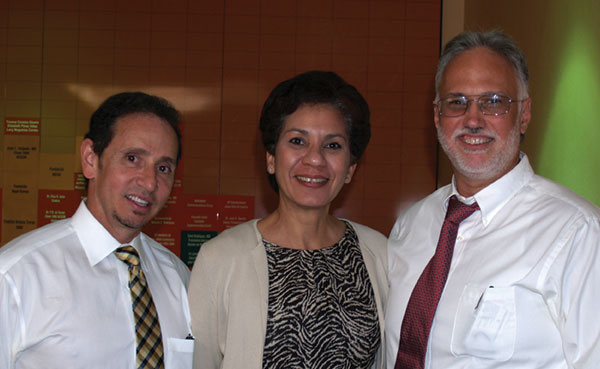 Dr. José Ginel Rodríguez, Presidente y Decano de  Medicina, Dra. Nereida Díaz, Decana de Asuntos  Académicos y el Dr. Rafael Vaquer.