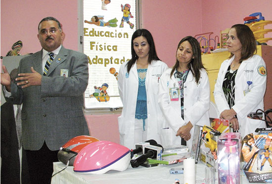 El rector del Recinto de Ciencias Médicas,  Dr. Rafael Rodríguez Mercado, junto a las Dras. Yiamira S. Oquendo,  Leyda Sánchez y Milagros Martin de Pumarejo.