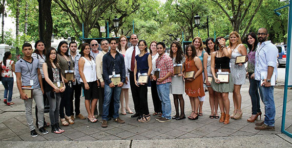 Lic. Orlando González, Presidente de MMM y Vivian Arthur, Vicepresidenta de Relaciones Públicas junto a los ganadores del certamen.