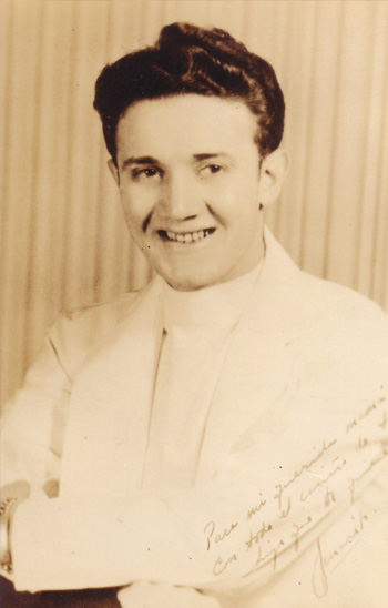 Foto de la graduación como médico del doctor Jeraro Hadock, dedicada a su madre; 1946.