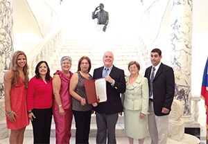 Al centro, el Dr. Nelson A. Robles Cardona, muestra el reconocimiento que le otorgó el Senado de Puerto Rico.