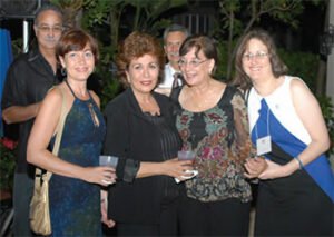 Dra. Rebecca Rodríguez, Dra. Wilma Rodríguez Mojíca, Dra. Olga Joglar, Dra. Vilma McCarthy, atrás: Dr. Neal Monagas Acosta y Dr. Francisco Joglar.