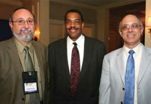 Dr. José Rivera del Río con los doctores David Bush y Edward Shapiro de Johns Hopkins University.