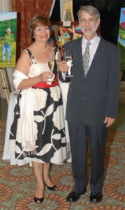 Dra. Carmen González Keelan junto a su esposo el Dr. José Arabía, disfrutando de la subasta de las obras de arte del Dr. Humberto Lugo.