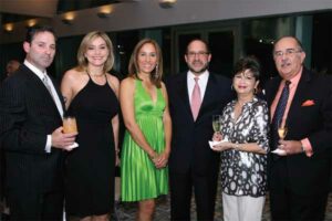 Durante la Gala celebrada el Dr. Ricardo López Martínez y su esposa Kiley, el Dr. Humberto Lugo Vicente y su esposa Wanda, el Dr. Ernesto Rive Mora y su esposa Hilda.