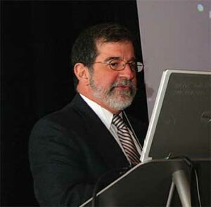 El Dr. Fernando Cabanillas mientras dictaba su conferencia