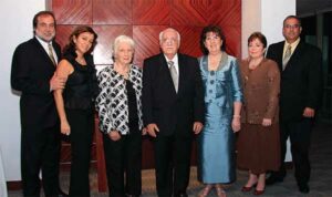 Dr. García Palmieri con miembros de su familia entre ellos su esposa Rafi a la derecha, su hermana Yvelisse a la izquierda.
