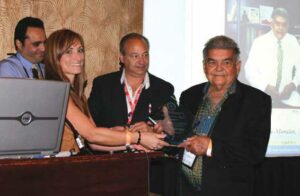 Dr. Noel Colón Morales recibe premio "Trayectoria de Excelencia en Anestesiología".