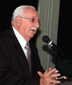 Dr. Mario R. García Palmieri dirigiéndose a la audiencia.