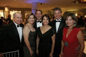 Dr. Vicente Alcaraz y su esposa Maggie, Dr. José Cumba y su esposa Carmen y Dr. Juan Nevárez y su esposa Irma.