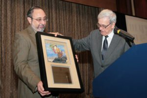 Dr. José Rivera del Río, Presidente y Gobernador entregando el premio al Dr. Eli Ramírez Rodríguez como Ciudadano Distinguido del ACC para el Año 2009.