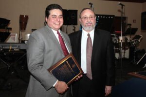 Dr. José Gómez Rivera recibe la placa por ser nuevo “fellow” del Colegio Americano de Cardiología de parte del Dr. José Rivera del Río.
