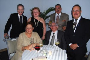Dr. Carlos Bourdony, Dra. Gloria Rodríguez y esposo, Dr. Amílcar Cintrón y esposa y Dr. Efraín Meléndez.