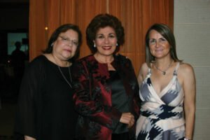 Dra. Elsie Cintrón, a quien se dedicó la convención, Dra. Wilma Rodríguez y Dra. Edna Ruiz.