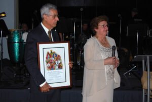 La Dra. Lilliam González de Pijem, a quien se le dedicó el evento, agradece la placa de reconocimiento.