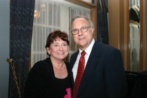 Dr. Arl Van Moore, presidente del ACR y su esposa, Marie.