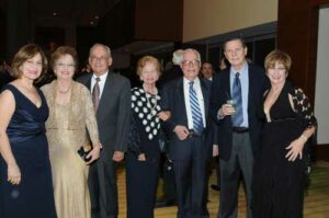 Bruny de Delgado, Nancy de Zerbi, Dr. Alfonso Zerbi, Dr. José E. López y acompañante, Dr. José Pereyó y esposa.