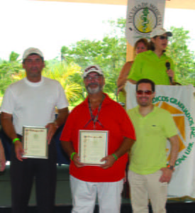 Dr. Iván Alvarado y Cecilio Cádiz recibiendo trofeo del Dr. Humberto Guiot.