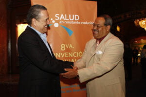 Dr. Eduardo Ibarra, Presidente del CMCPR y el Senador Ángel Martínez.