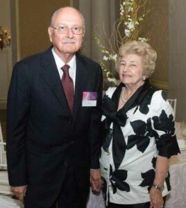 Dr. Rafael Ramírez Weiser y su esposa Mildred.