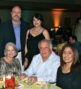 Dr. Freddy Montalvo y esposa Lourdes Martínez, Dra. Maribel García con participantes.