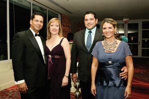 Dr. William Raymundi, Dra. Vilma Rodríguez, Sr. Carlos Dueño y Sra. Wendy Perry.