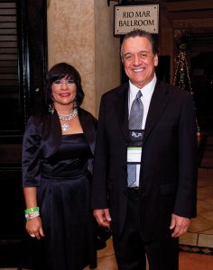 Dr. Eduardo Ibarra y su esposa, Sra. Jeanny Ibarra.