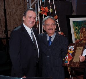 Dr. Eduardo Ibarra entrega reconocimiento a el Dr. Zoilo López Nieves.