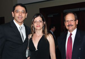 Dr. Edwin Torres, Presidente 2010 y Sra. con Dr. Carlos Ramírez Tánchez.