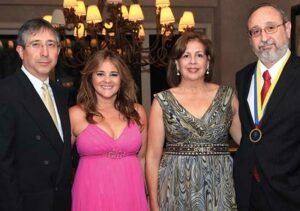 Dr. Luis Rodríguez Ospina (Presidente Electo), su esposa Aglae, Dr. José Rivera del Río y su esposa Laura.
