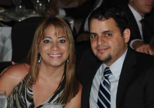 Dr. Samuel Sánchez y su esposa Dra. Karen Cruz.
