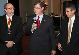 Dr. José Rivera del Río, Dr. Ralph Brindis y al Dr. Luis Rodríguez Ospina.
