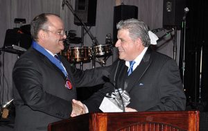 Dr. Juan Suárez Pesante, Presidente Entrante y Dr. Enrique Escobar, Presidente Saliente
