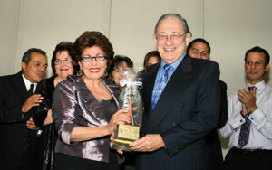 Dra. Wilma Rodríguez Mojica, el Dr. Heriberto Pagán Sáez y miembros de la facultad del Programa de Residencia en Radiología de la Escuela de Medicina.