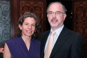 Dr. Stuart Schnitt con su esposa Teri.