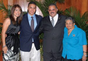 Wanda Santiago, esposa del Rector, Rafael Rodríguez hijo, Dr. Rafael Rodríguez Mercado y Doña Elisa Mercado, Madre del Rector.