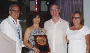 Dr. Eric González, Dra. Angelisa Bonilla de Franceschini quien recibió el premio Dr.Raul Marcial Rojas, Dr. Luis T. Gandía y la Dra. Angie Correra.