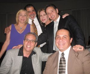 Lcda. Yvonne Corsino-Osorio, Lcdo. Oscar González Badillo, Rosa María Álvarez, Dr. José Ginel Rodríguez, (sentados) Dr. Eric González, Dr. Omar Pérez.