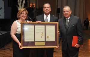 El Dr. Luis Clavel, uno de los homenajeados en la convención con la Dra. Edna Serrano.