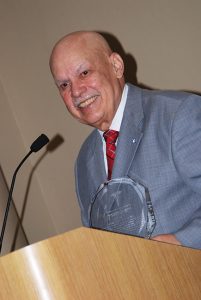 Dr. Neftalí Olmo, recibiendo el Premio Eugenio María de Hostos que le otorgó la Asociación Psiquiátrica Americana Capítulo de Puerto Rico