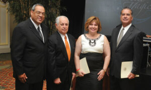 Senador Angel Martínez con los Homenajeados y la Presidenta.
