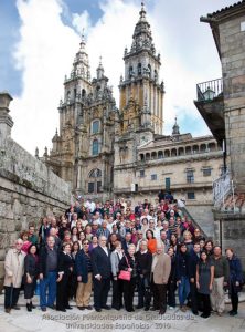Foto del grupo junto a la Catedral de Santiago de Compostela.