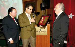 Dr. José L. Cangiano, Dr. Melvin Bonilla hacienda entrega reconocimiento como Nefrólogo del Año al Dr. Juan Ovidio Pérez.