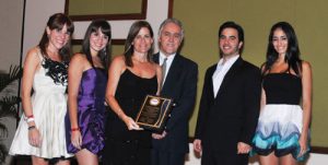 Dr. Marco Villanueva-Meyer, Editor Revista Galenus, y María Rosa Beale, Directora Revista Galenus recibiendo placa dedicatoria de la Asociación de Estudiantes de Medicina de PR; junto a Laura González, Bianca Quiñones, Daniel Dávila y Nicole Avilés.